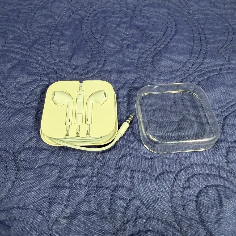 Apple EarPods with 3.5mm Headphone Plug and Travel Case White MD827LL/A